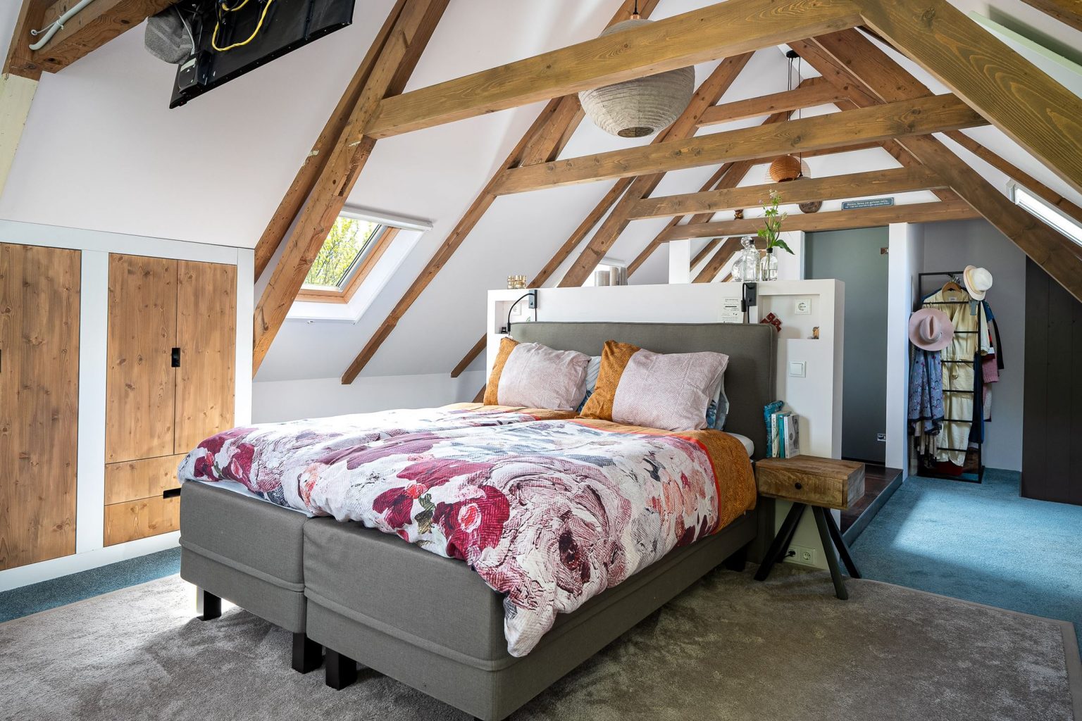 chambre sous combles avec salle de bain ferme rénovée