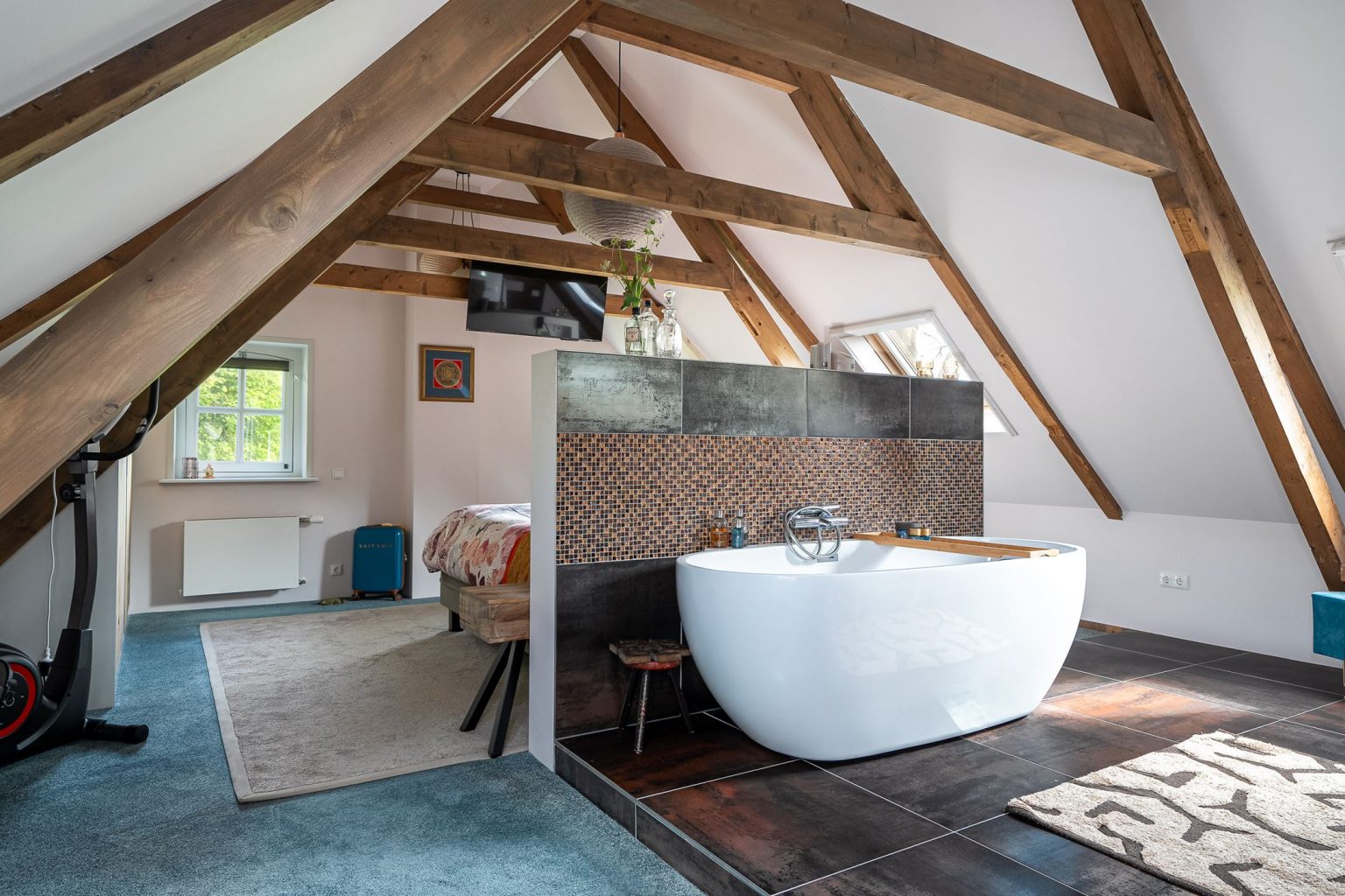 chambre sous combles avec salle de bain ferme rénovée