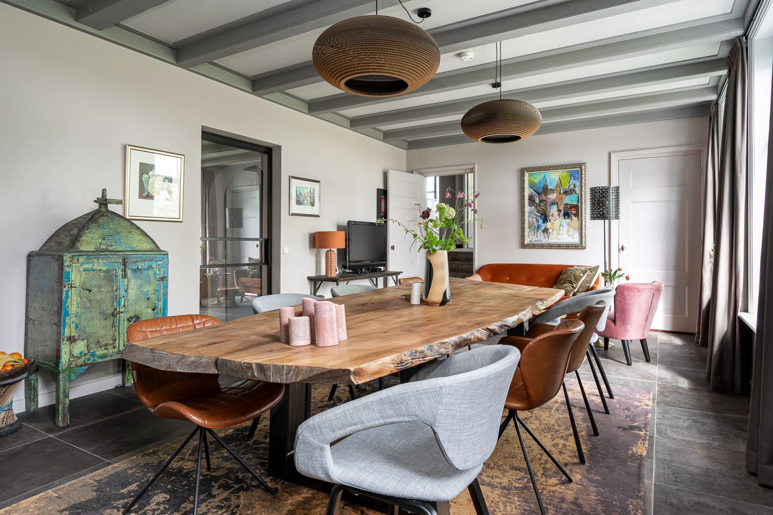 salle à manger avec poutres décoration contemporaine ferme rénovée