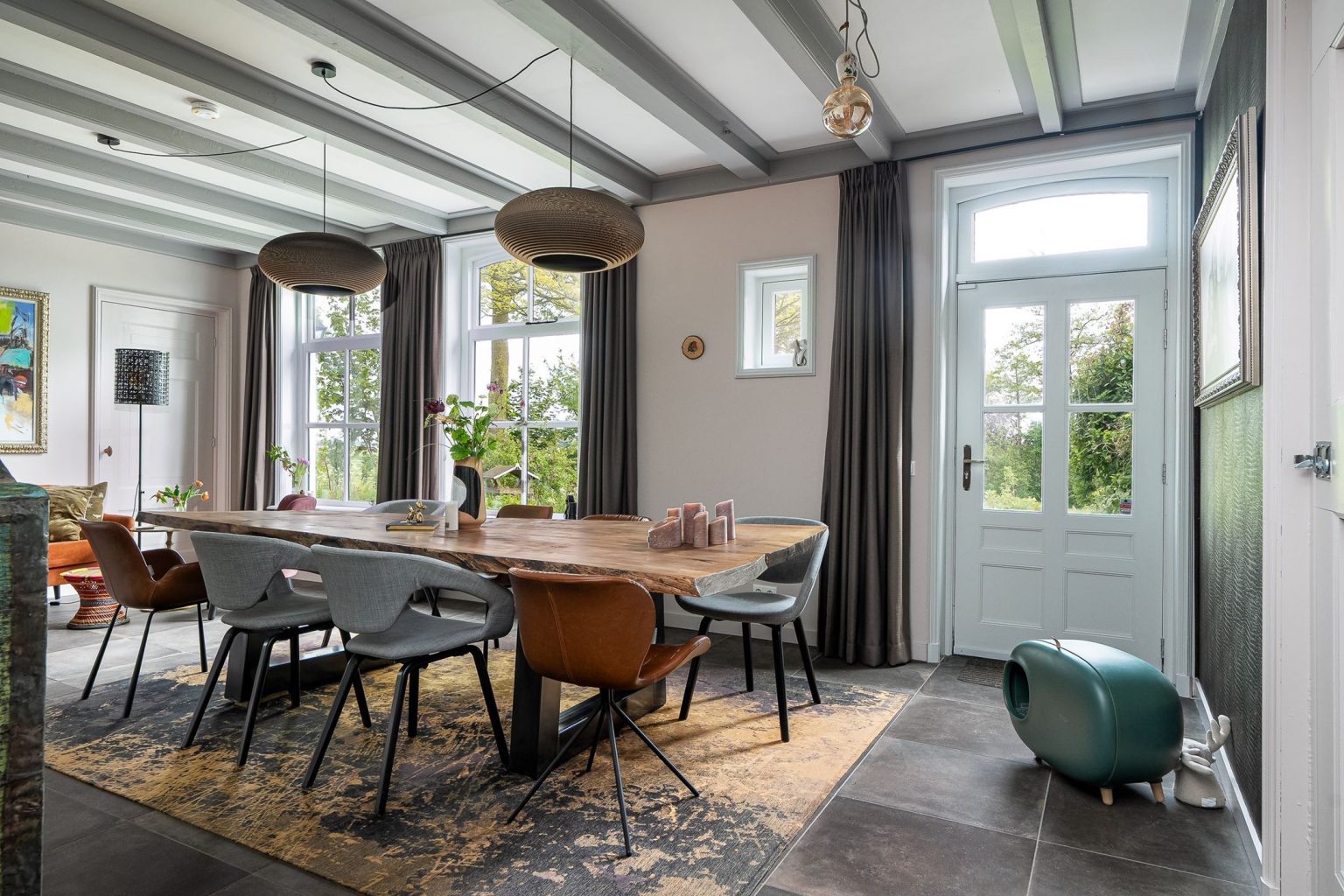 salle à manger avec poutres décoration contemporaine ferme rénovée