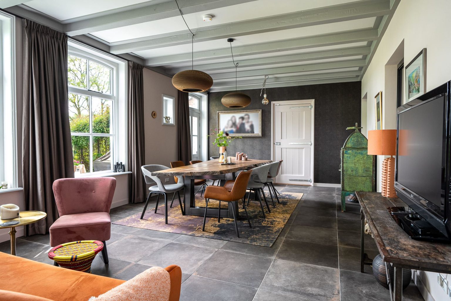 salle à manger avec poutres décoration contemporaine ferme rénovée