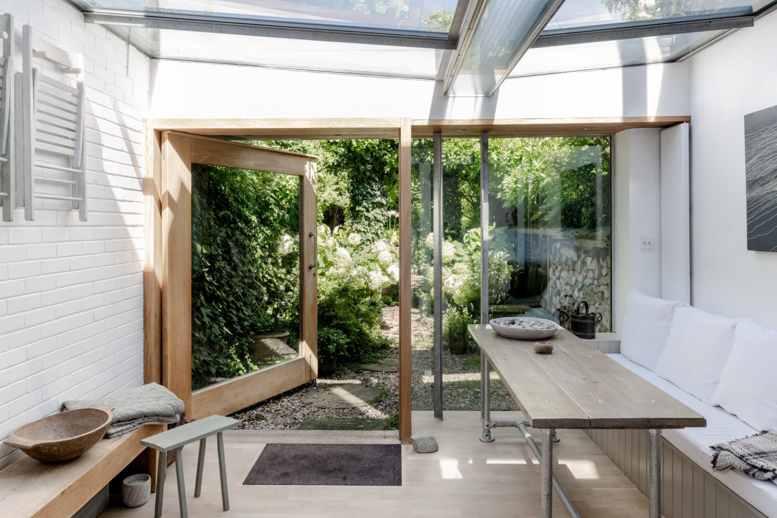 salle à manger dans extension maison de ville avec jardin