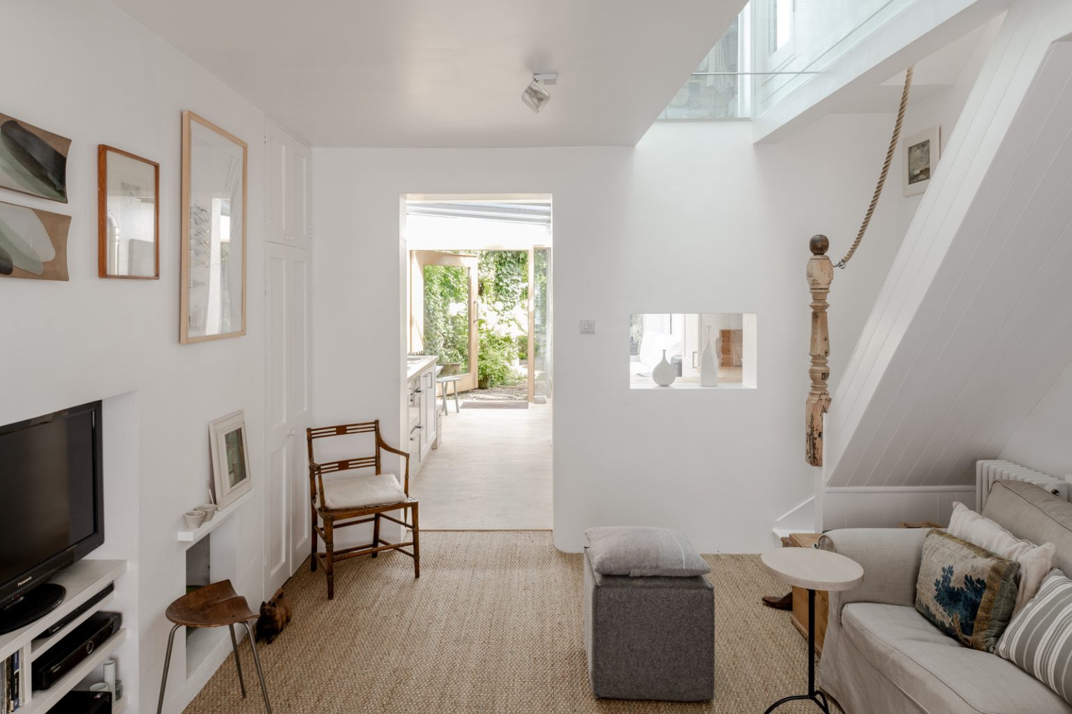 salon avec escalier maison de ville