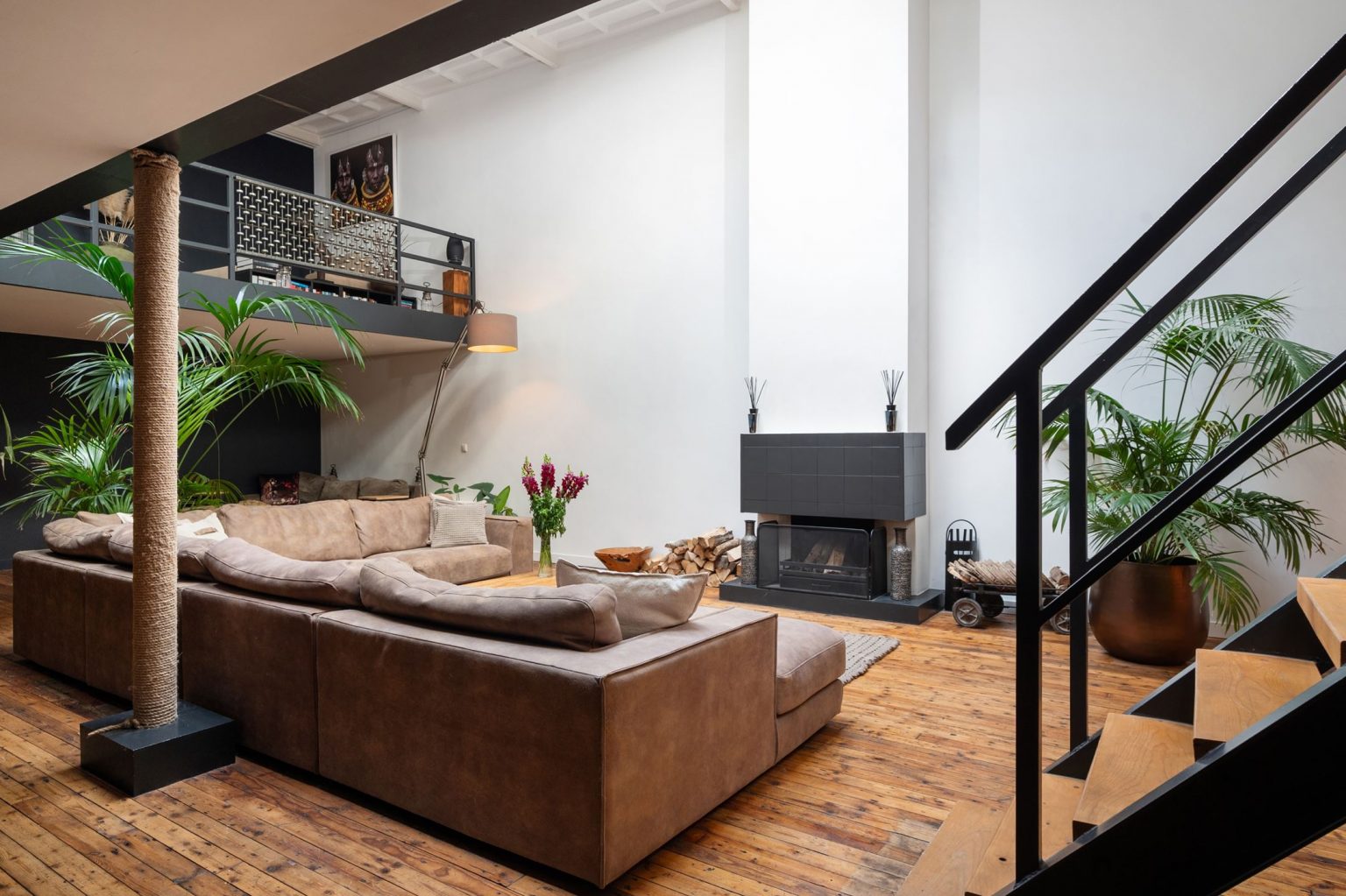 salon avec mezzanine maison loft