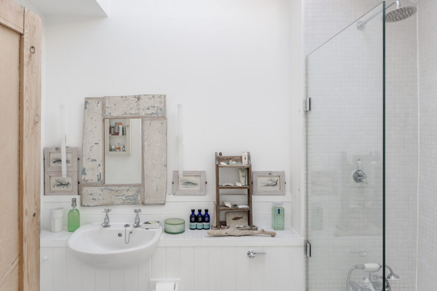 salle de bain blanche rustique chic