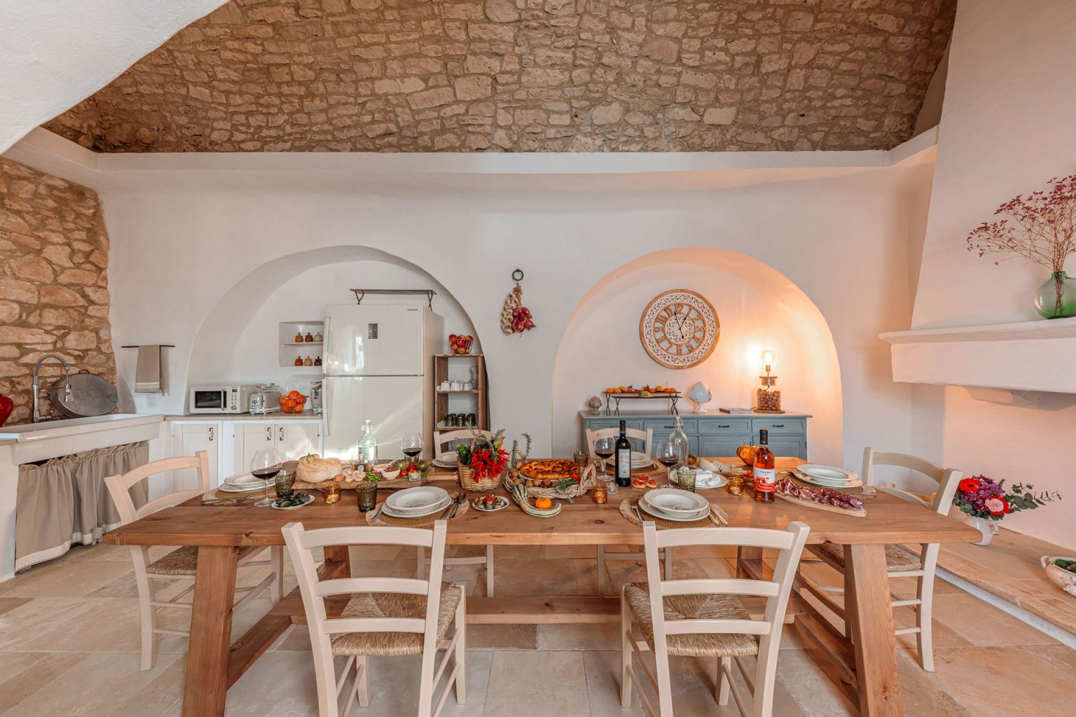 cuisine et salle à manger voûtée trullo Pouilles Masseria Le Monache