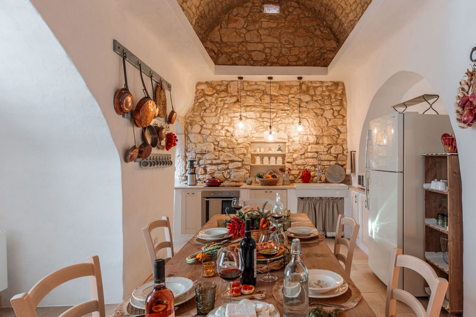 cuisine et salle à manger voûtée trullo Pouilles Masseria Le Monache