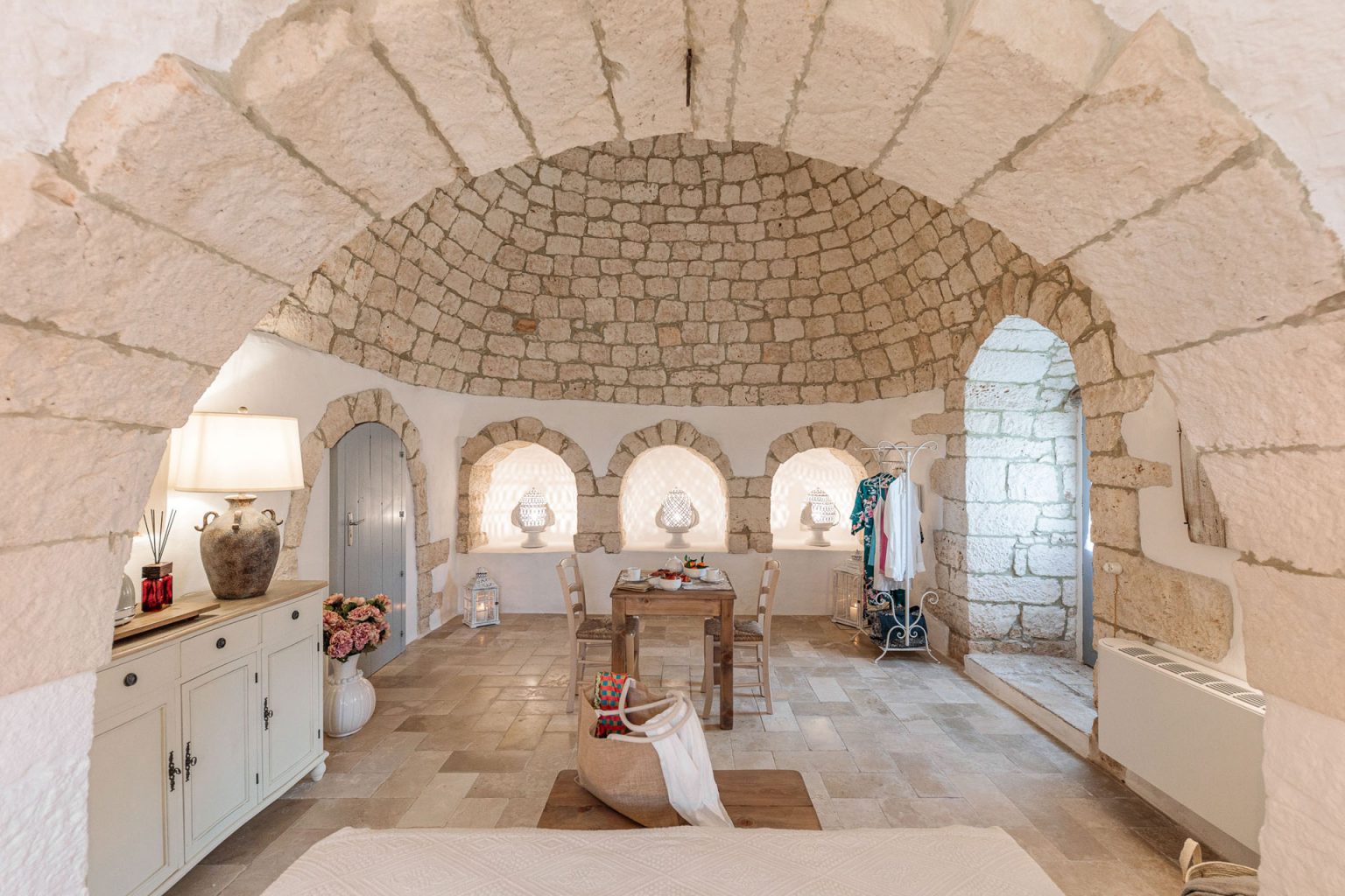 salle à manger voûtée trullo Pouilles Masseria Le Monache