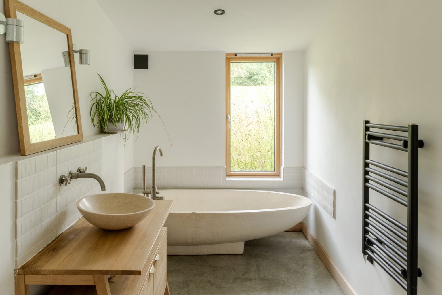 salle de bain design avec baignoire îlot