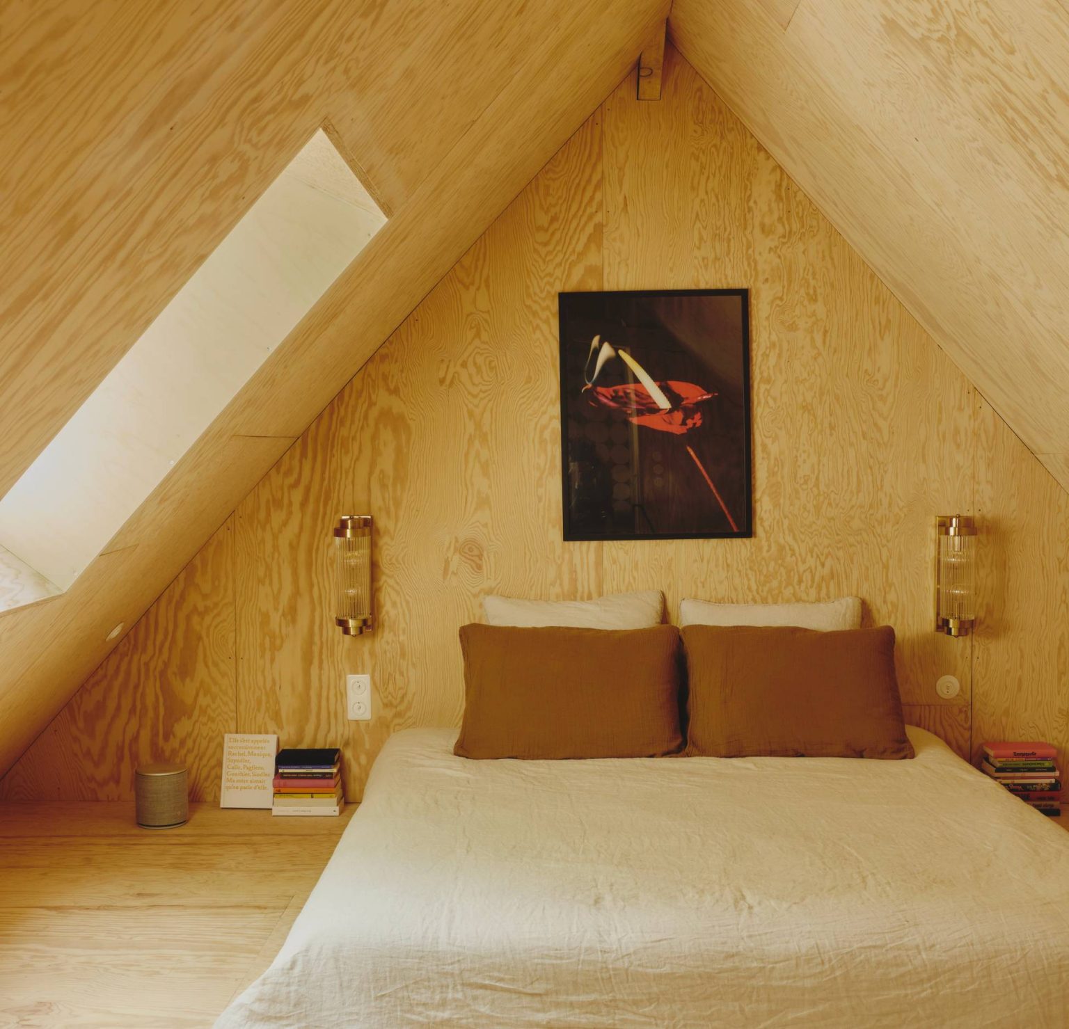 chambre mansardée décoration contemporaine maison en bois Maison Sauvage photo Valentin Le Cron