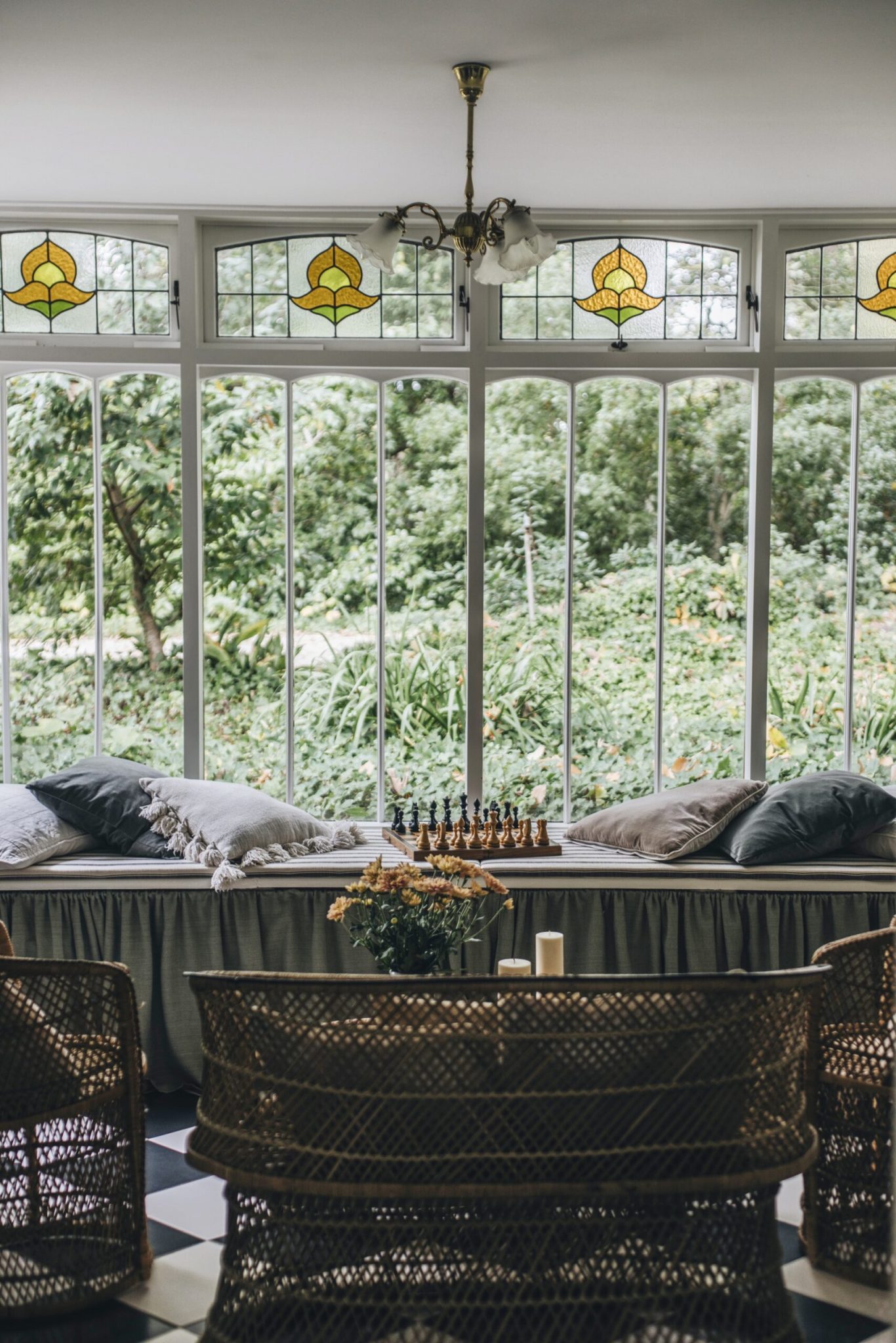 jardin d'hiver avec vitraux maison décoration campagnarde et contemporaine