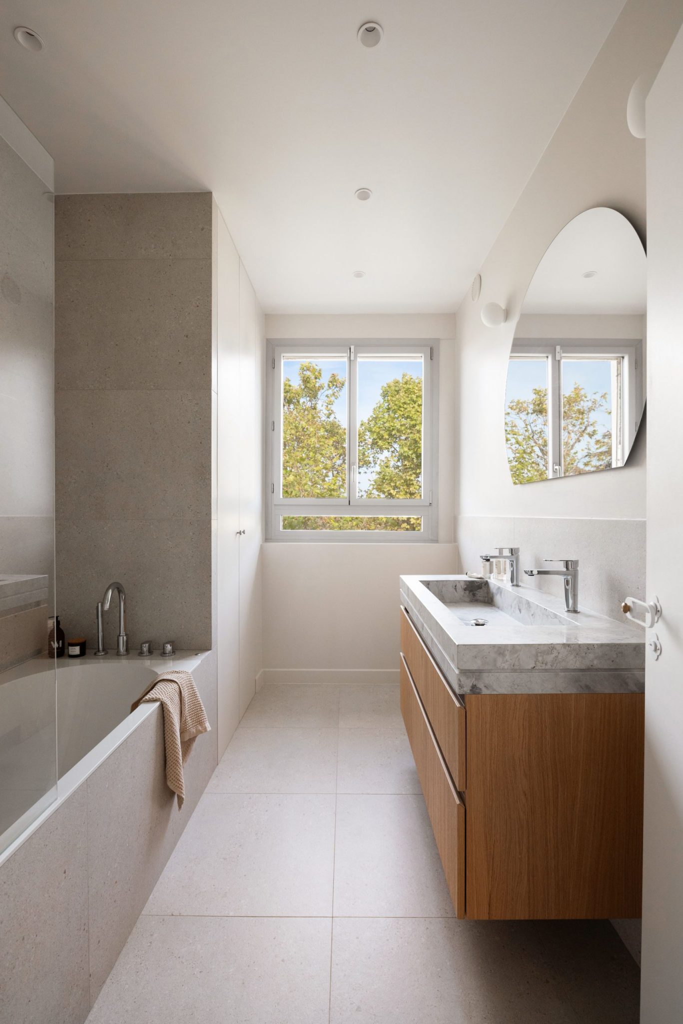 salle de bain grise et bois Photo: ©Cassandre Favaro