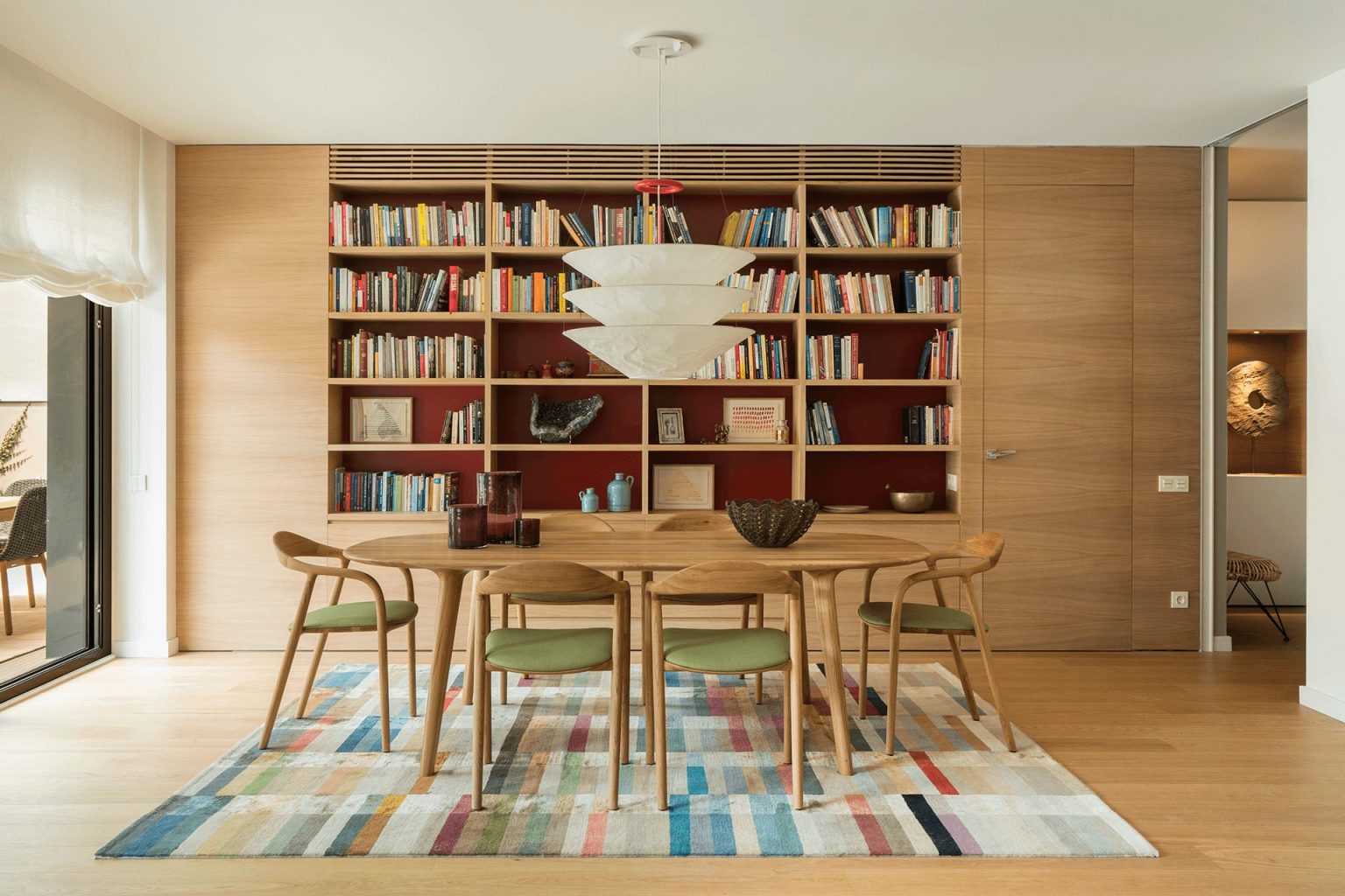 salle à manger avec bibliothèque décoration contemporaine