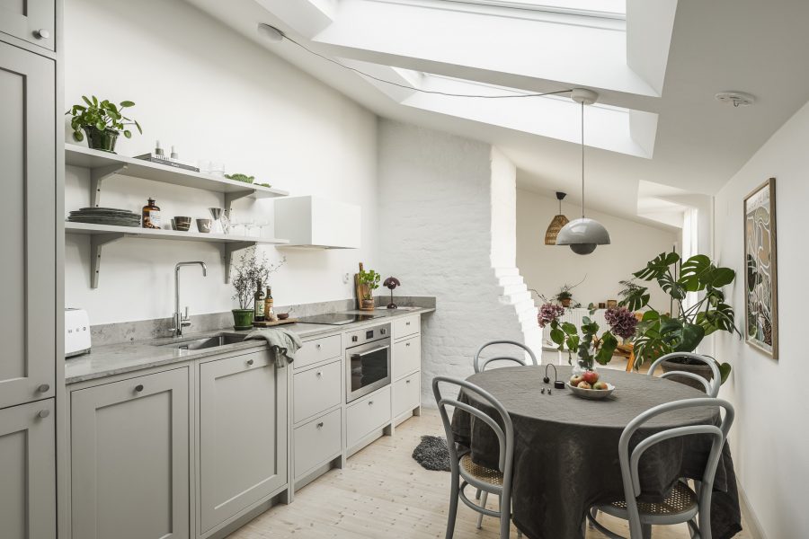 Un deux-pièces de 36m2 élégant et mansardé avec un grand balcon