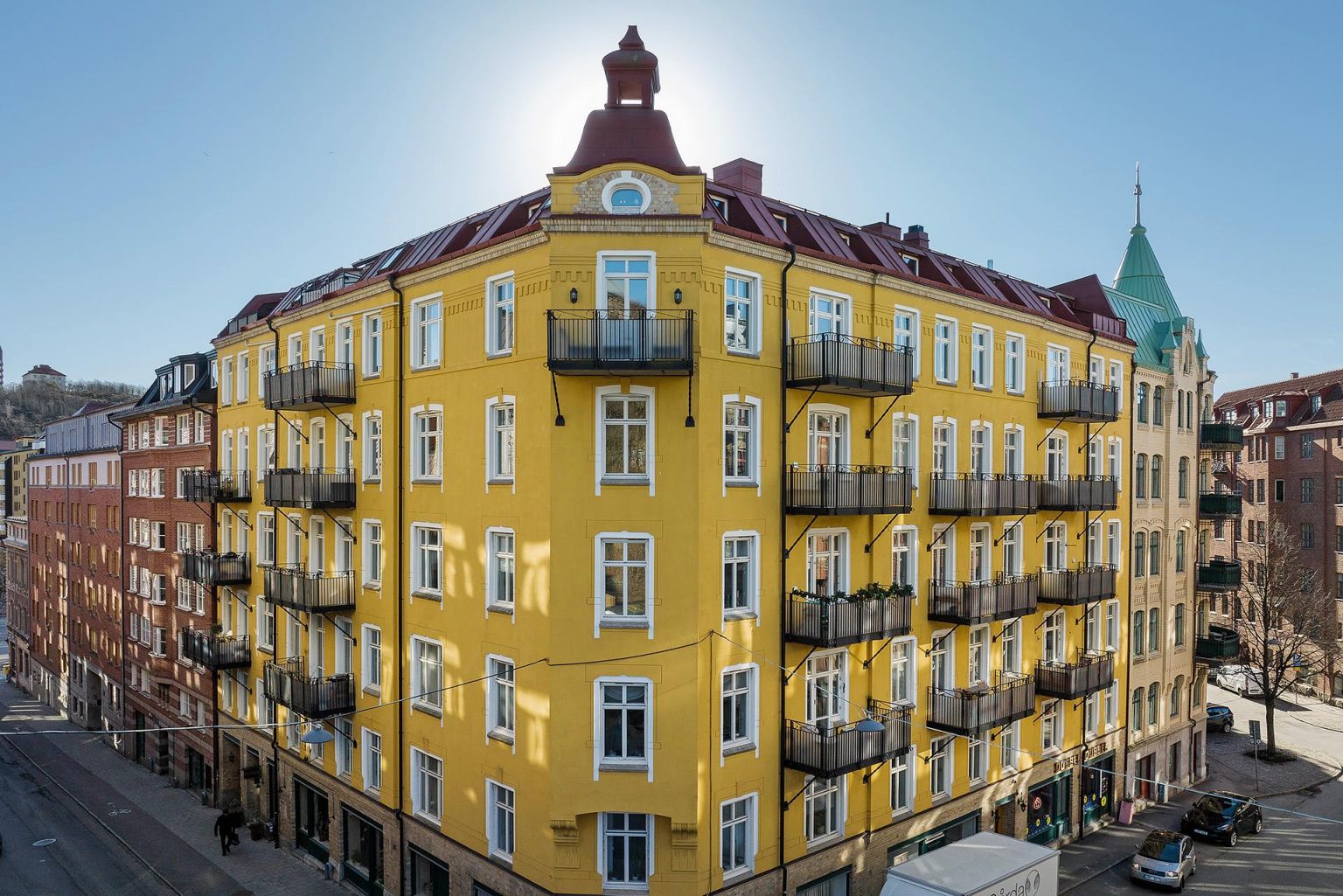 immeuble suédois ancien façade jaune