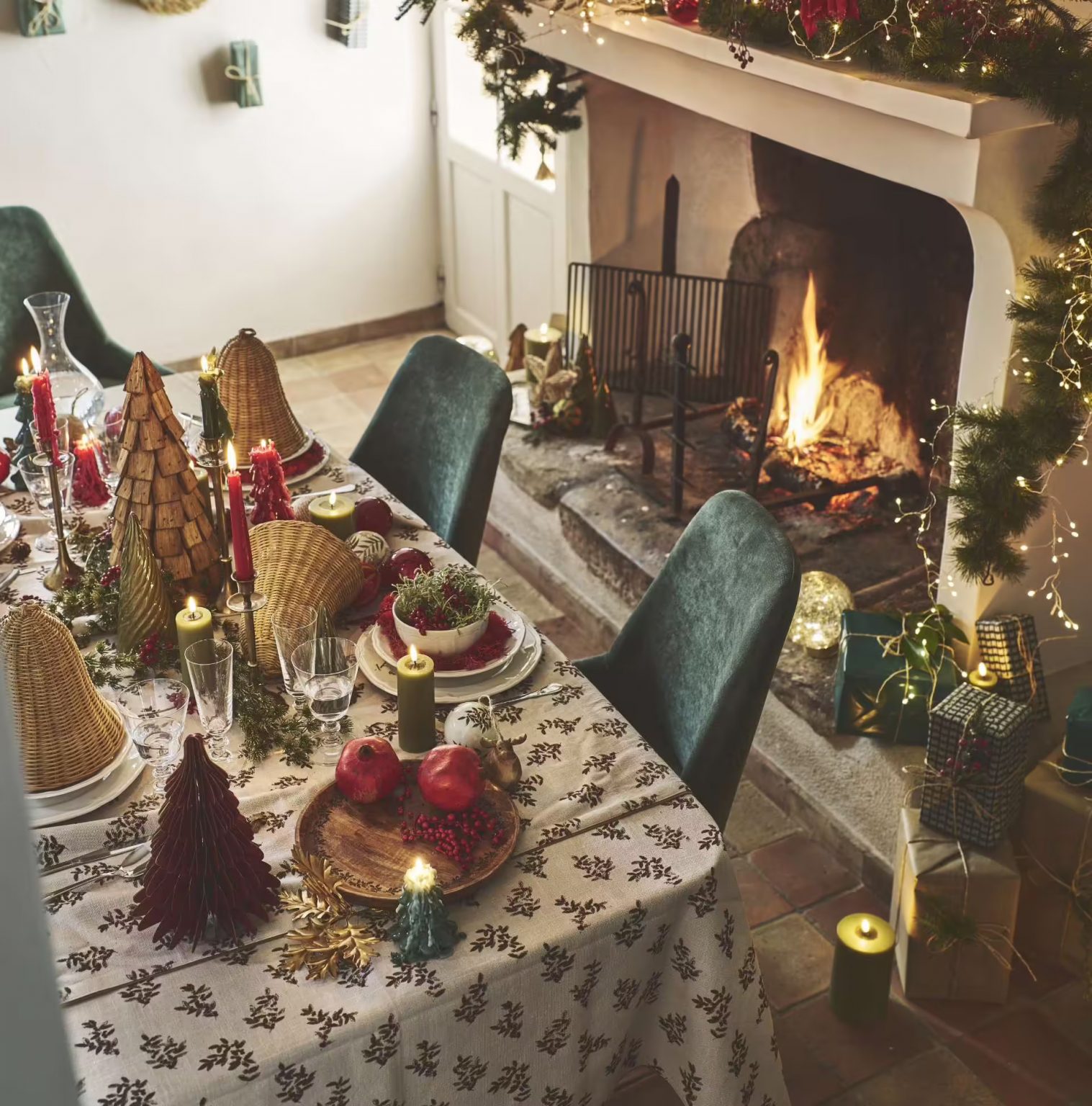 salle à manger verte et rouge décoration Alinea Noël 2024