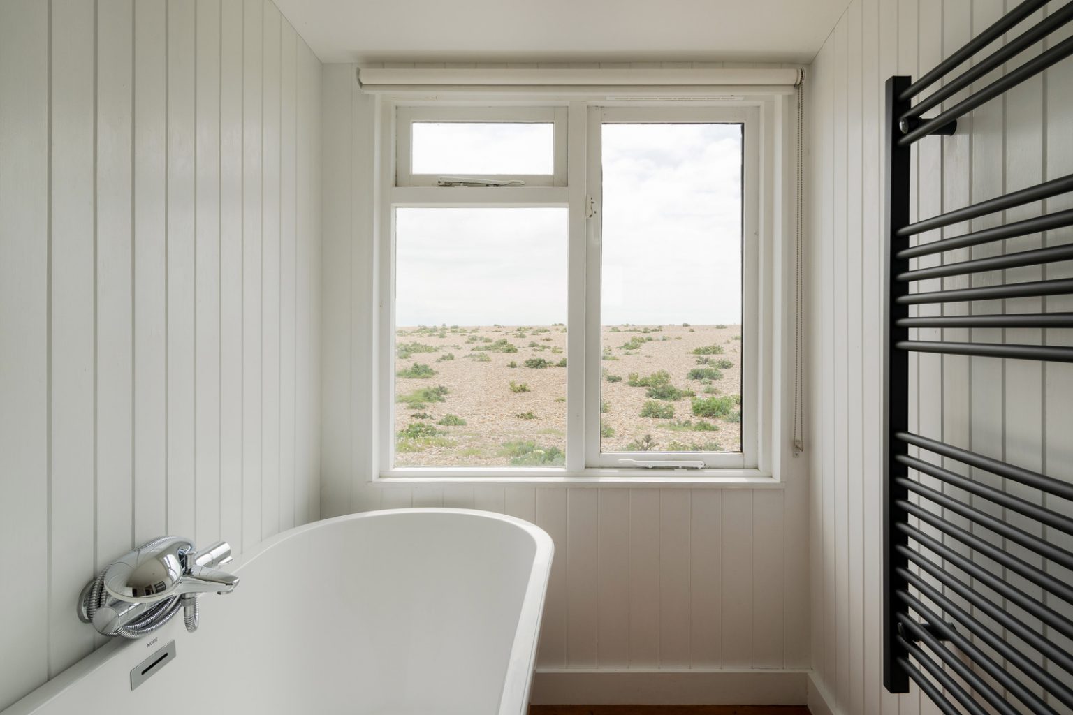 salle de bain avec fenêtre