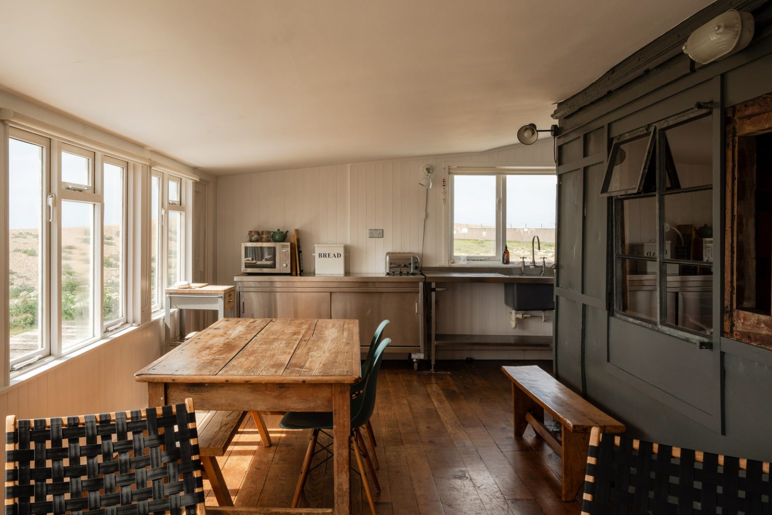 salle à manger et cuisine maison de plage ancienne dans le Kent