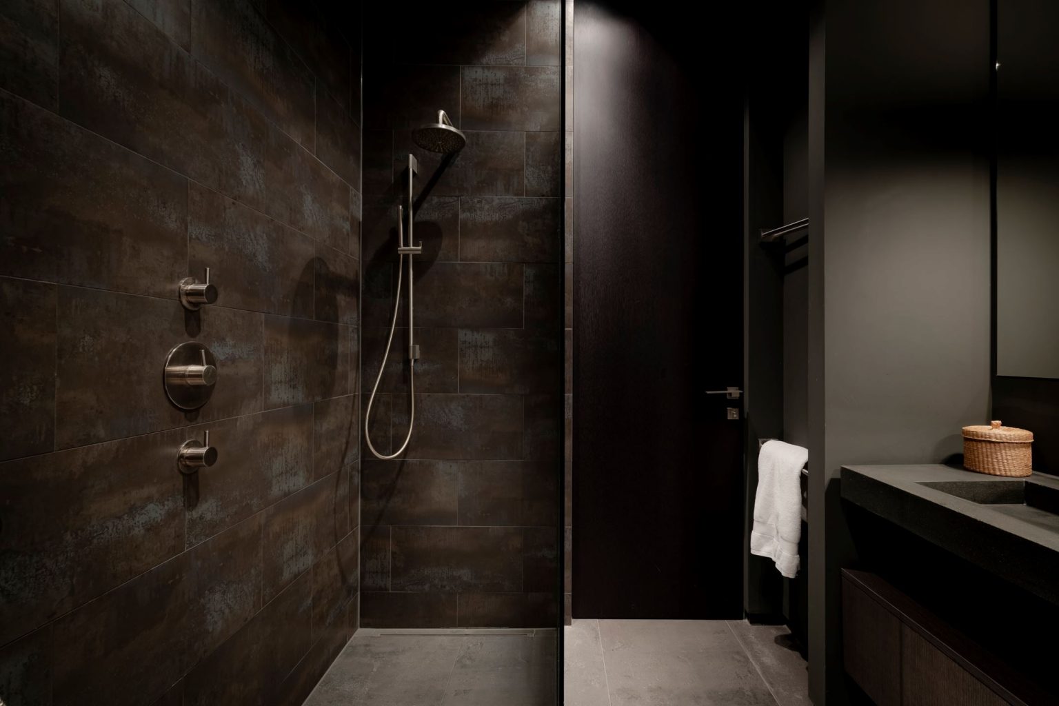 salle de bain noire