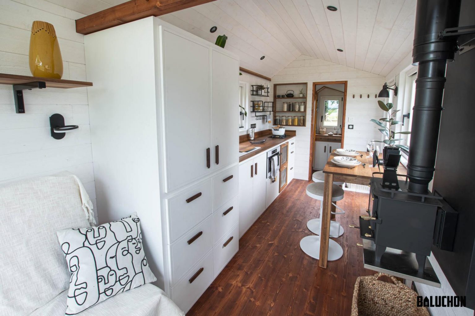 salon et cuisine tiny house Moulinsart Baluchon