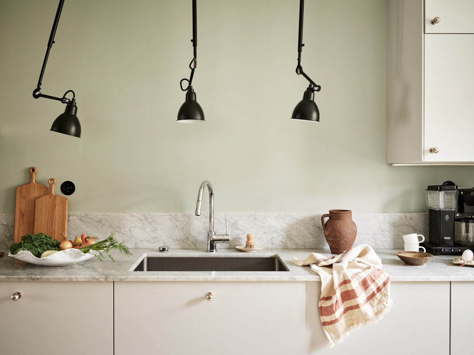 cuisine ouverte décoration scandinave mur vert