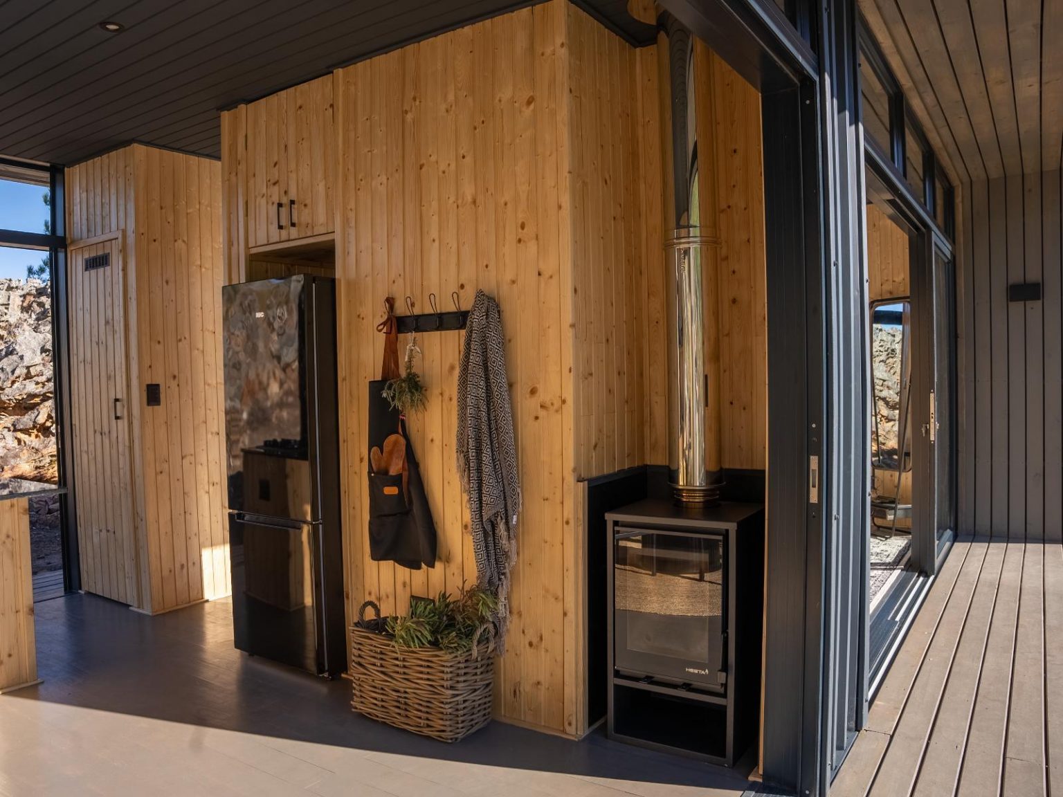 petite maison en bois noir The Hill Luxury Cabin Afrique du Sud