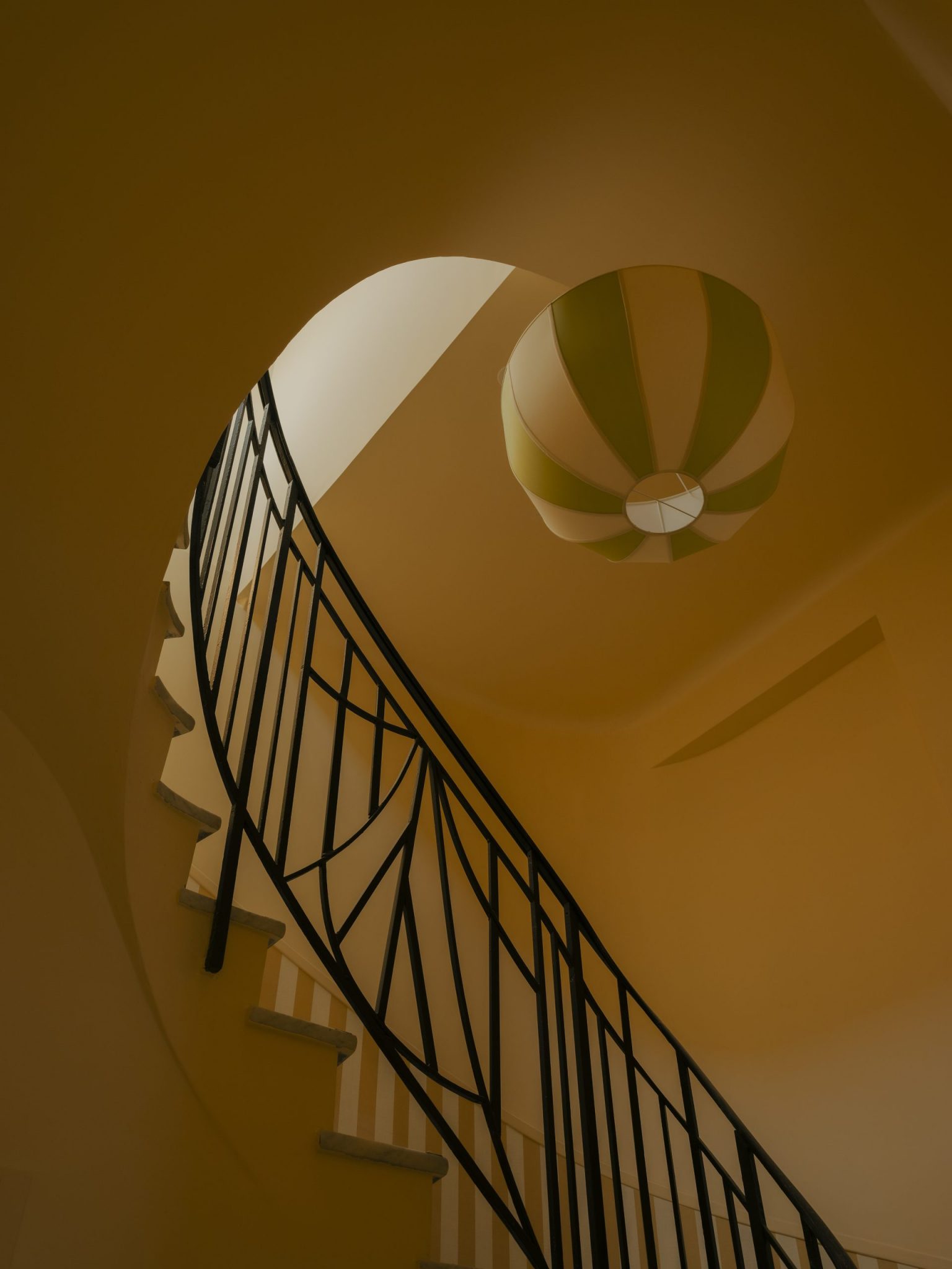 escalier immeuble ancien appartement à Cannes