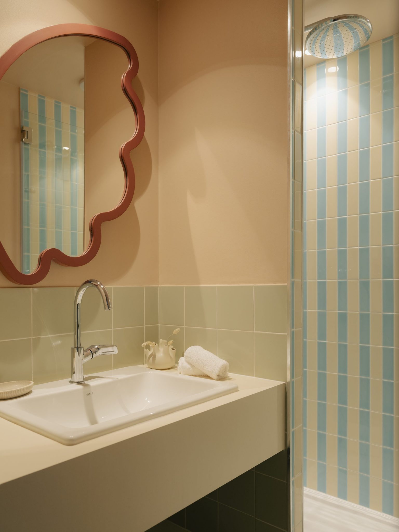 salle de bain décoration moderne et colorée