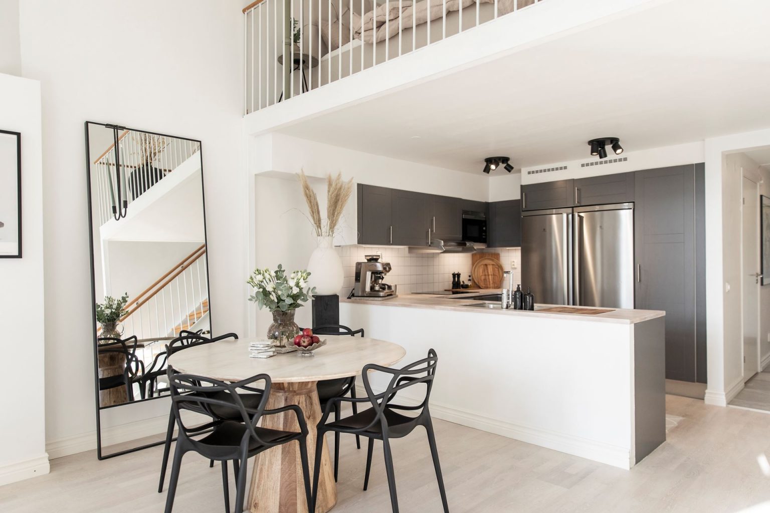 salle à manger avec cuisine ouverte et mezzanine