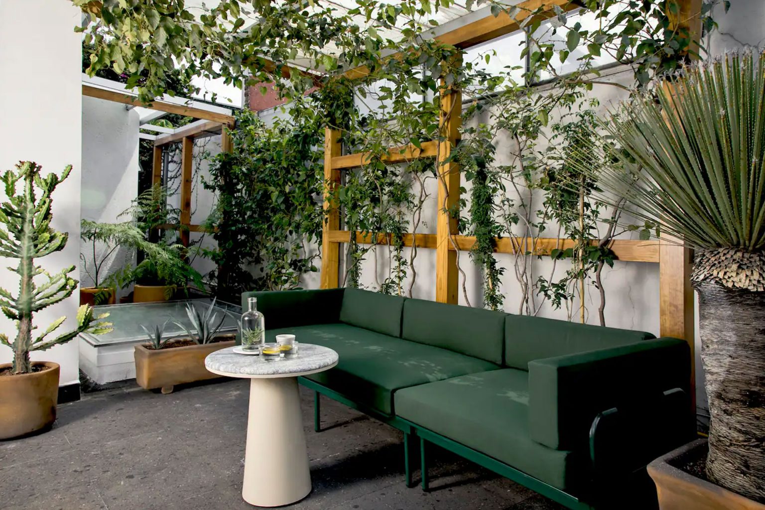 terrase béton et pergola bois Galeria Yautepec