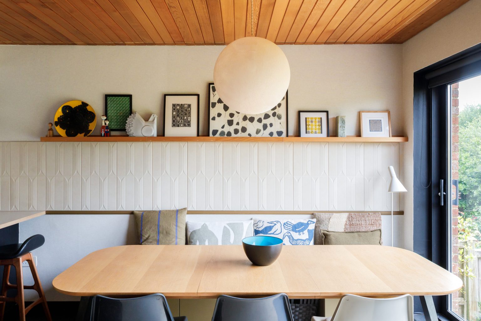 salle à manger décoration mid-century maison rénovée