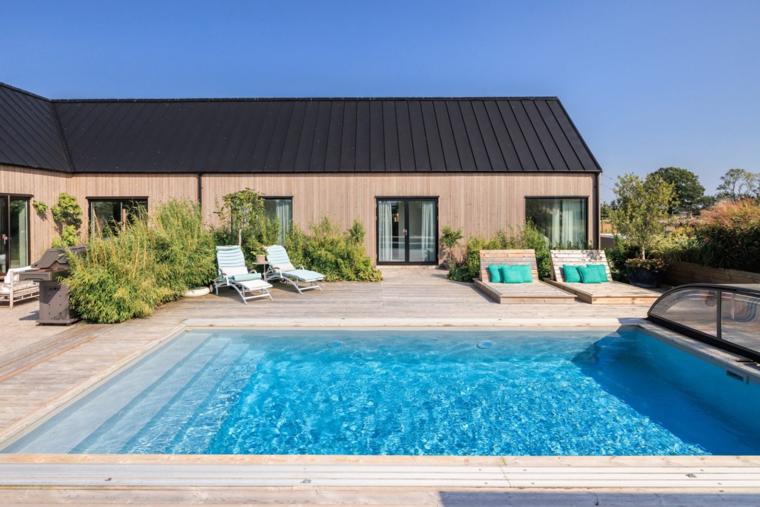 maison en bois avec piscine