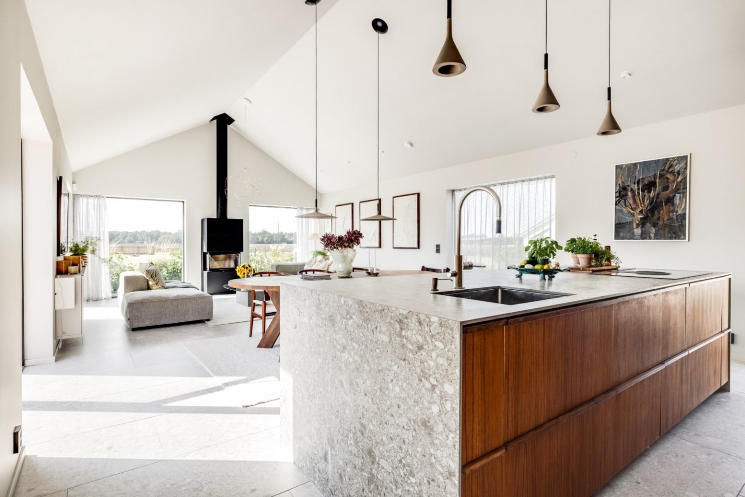 salon salle à manger et cuisine ouverte maison en bois Suède