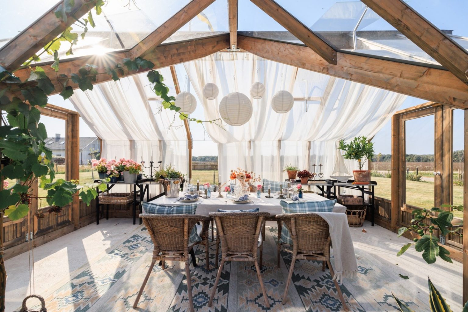 salle à manger dans véranda bois