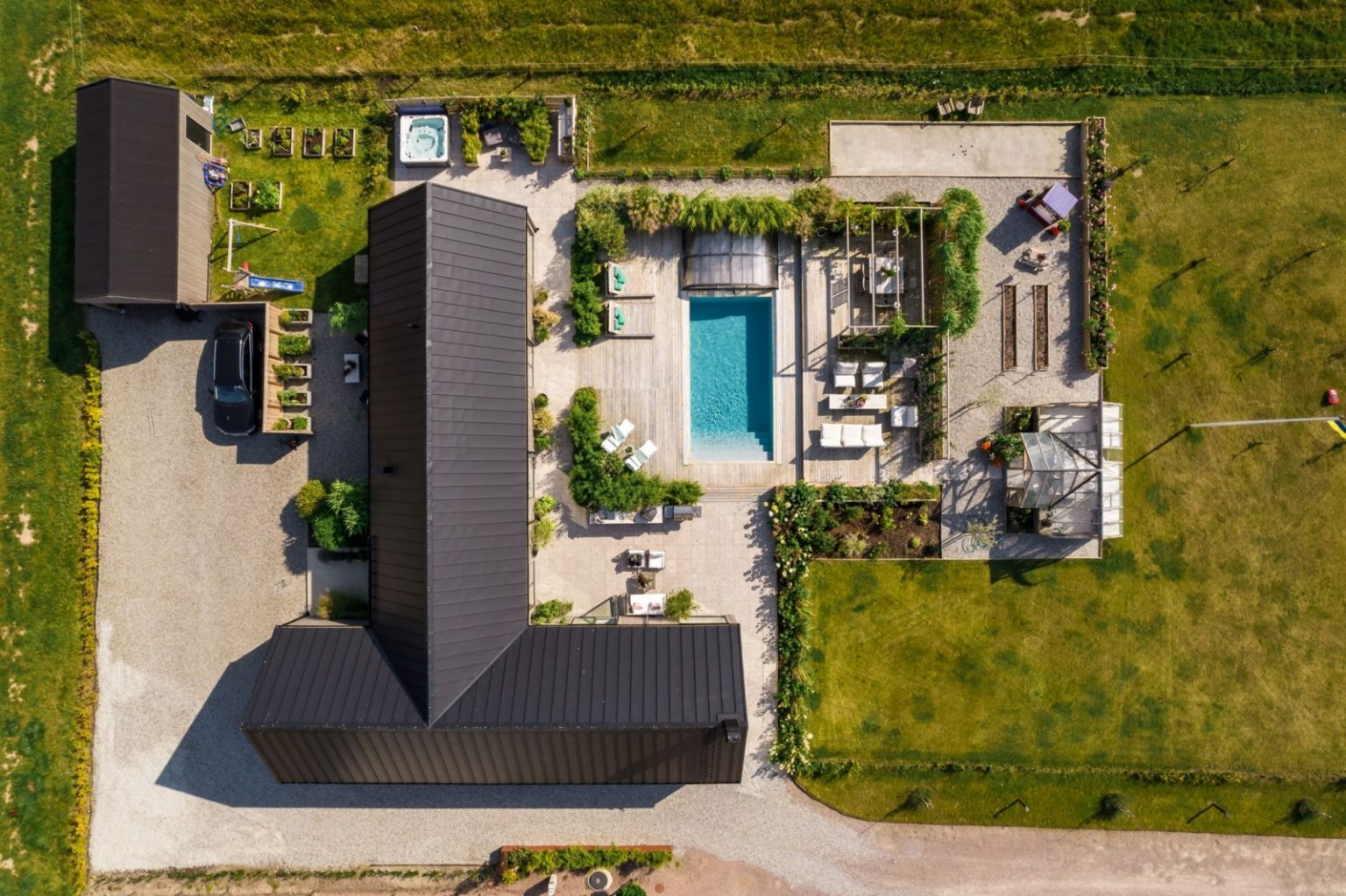 maison en bois avec piscine vue aérienne