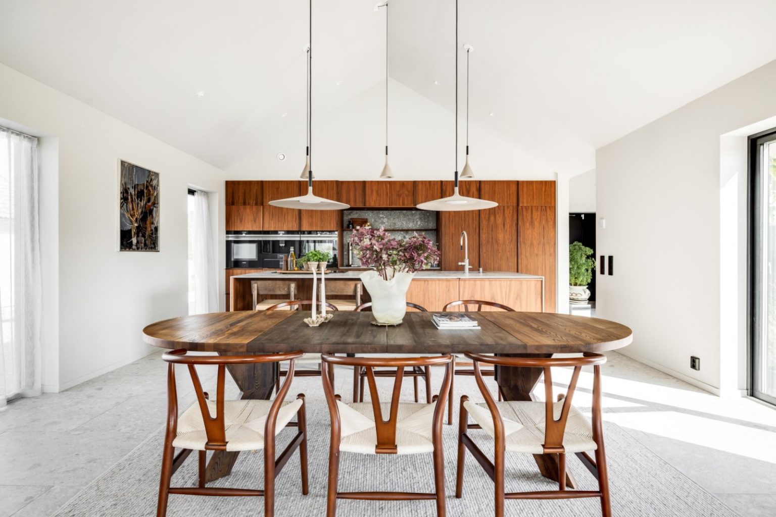 salle à manger et cuisine ouverte maison en bois Suède