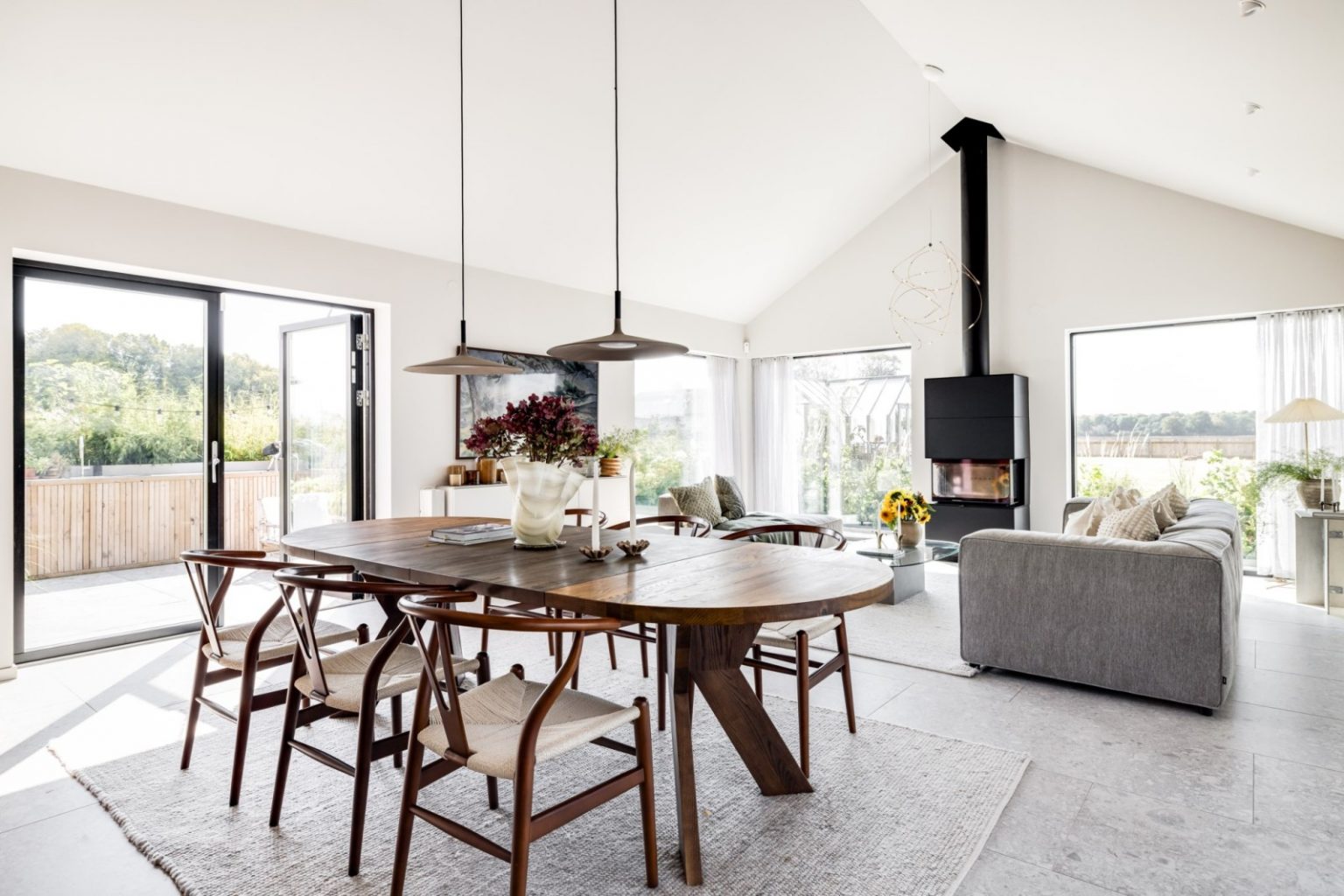 salon salle à manger avec cheminée maison en bois Suède