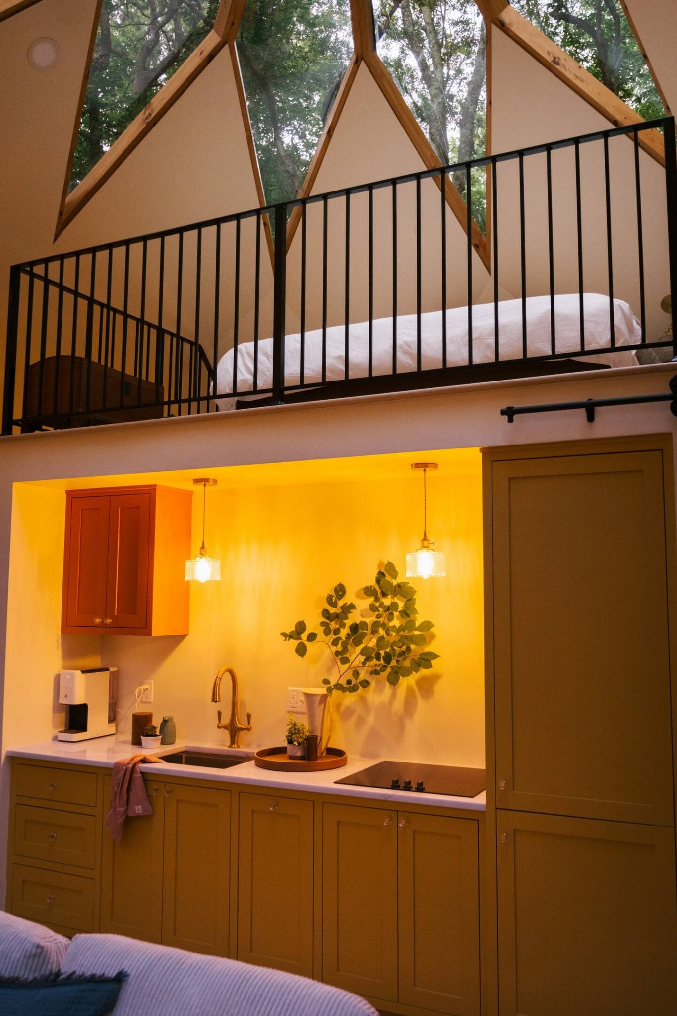 chambre sur mezzanine petite maison au dôme de verre dans la forêt The Laurel Zome