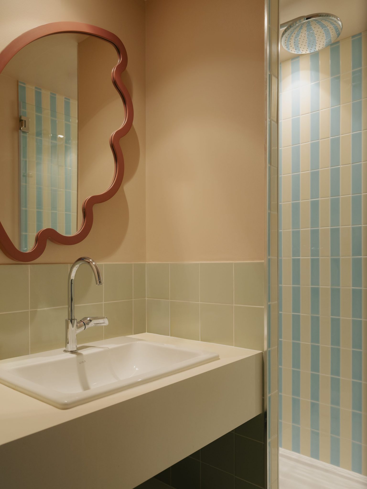 salle de bain décoration moderne et colorée