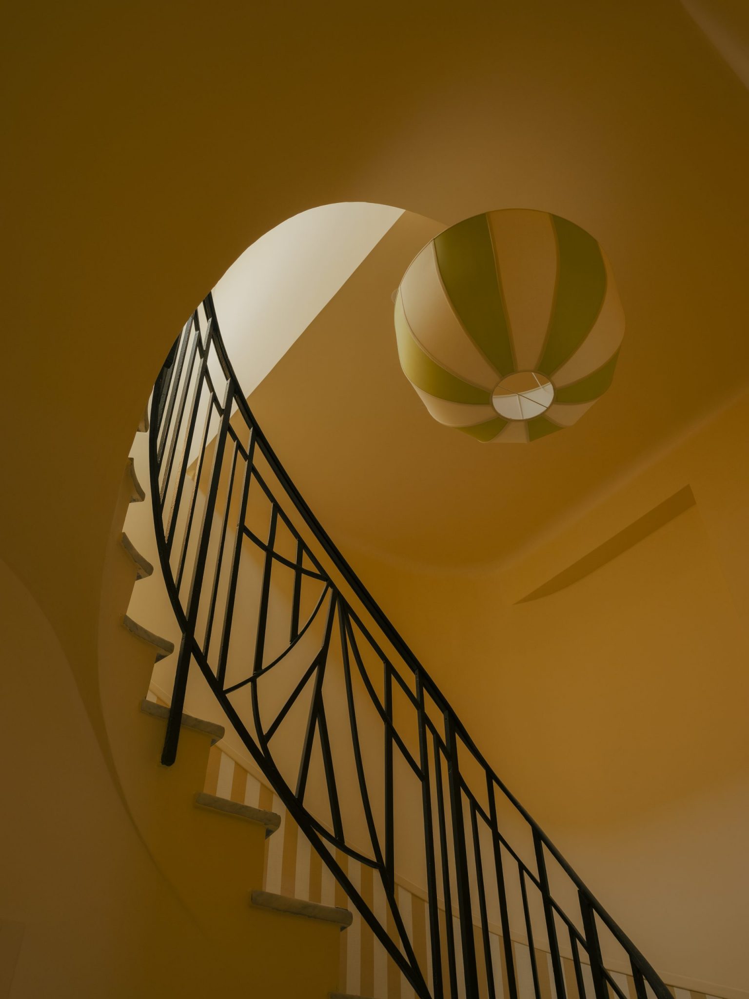 escalier immeuble ancien appartement à Cannes