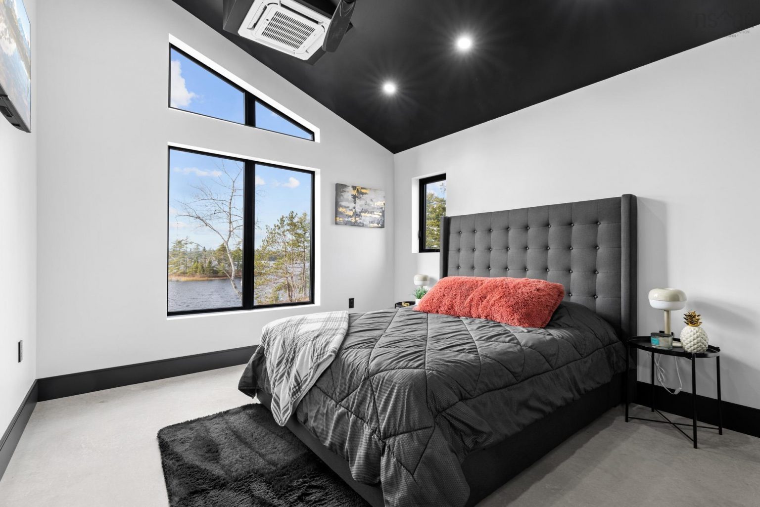 chambre plafond noir maison contemporaine Canada