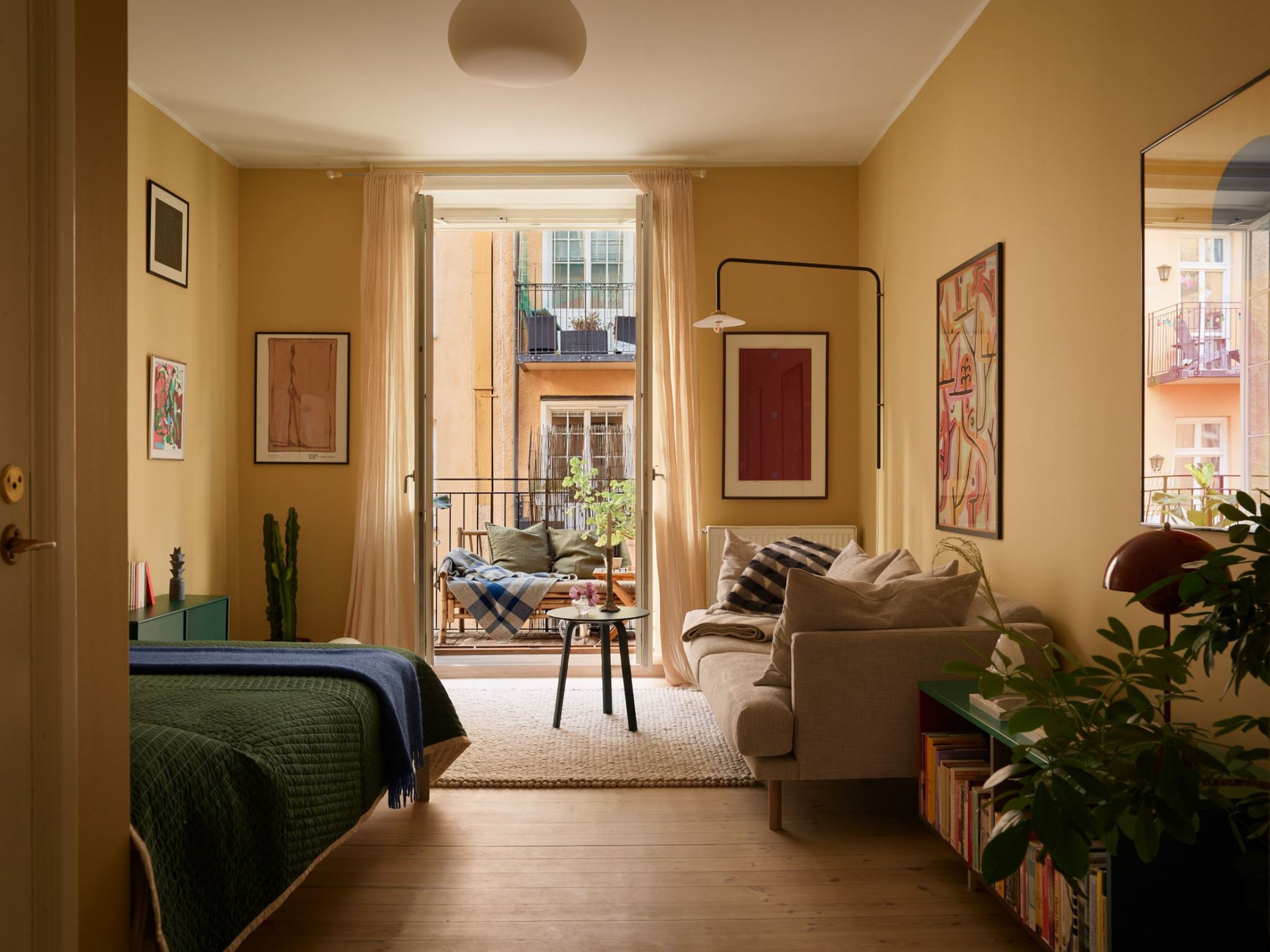 Un chaleureux studio vintage aux couleurs fortes en Suède