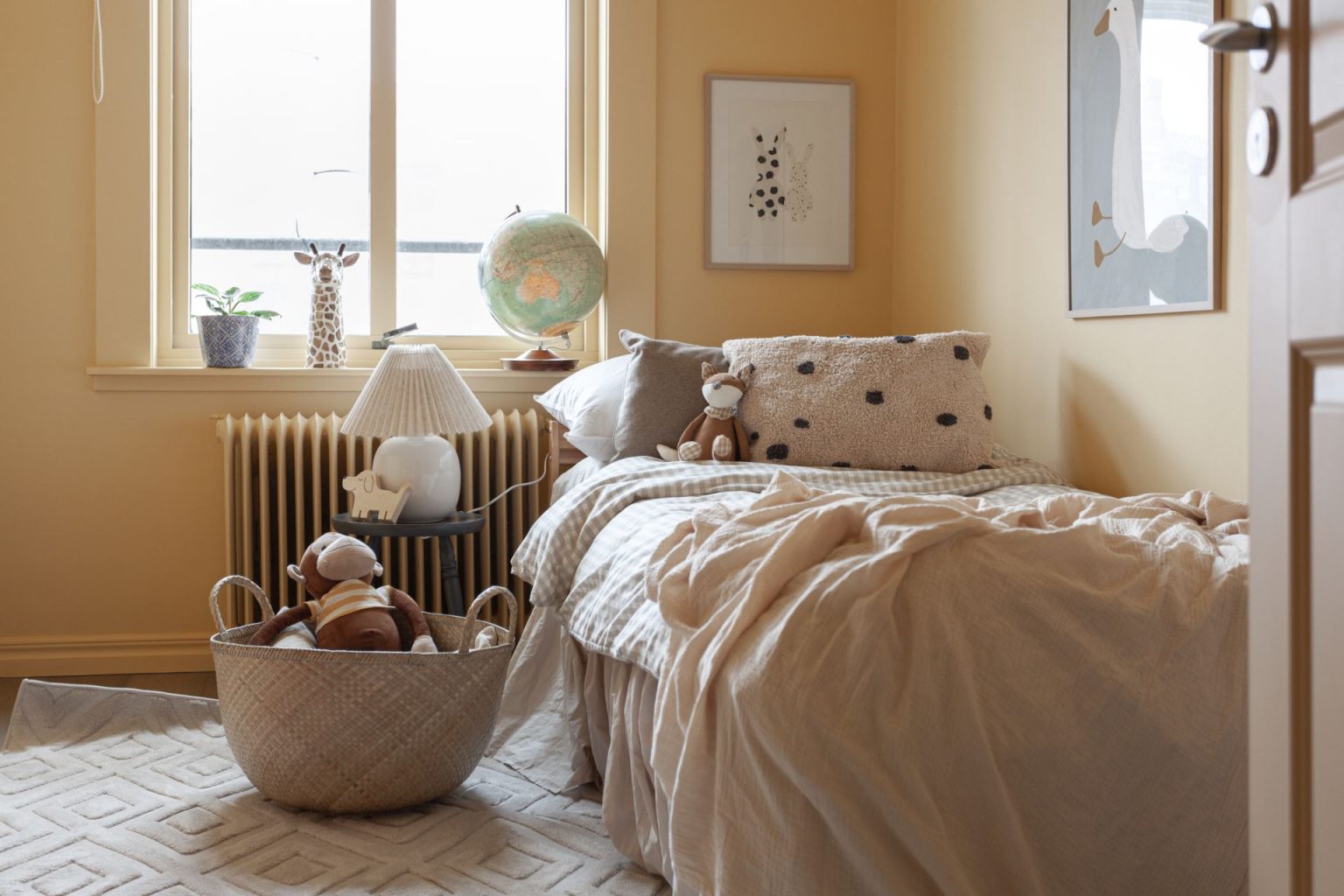 chambre enfant jaune décoration colorée et scandinave