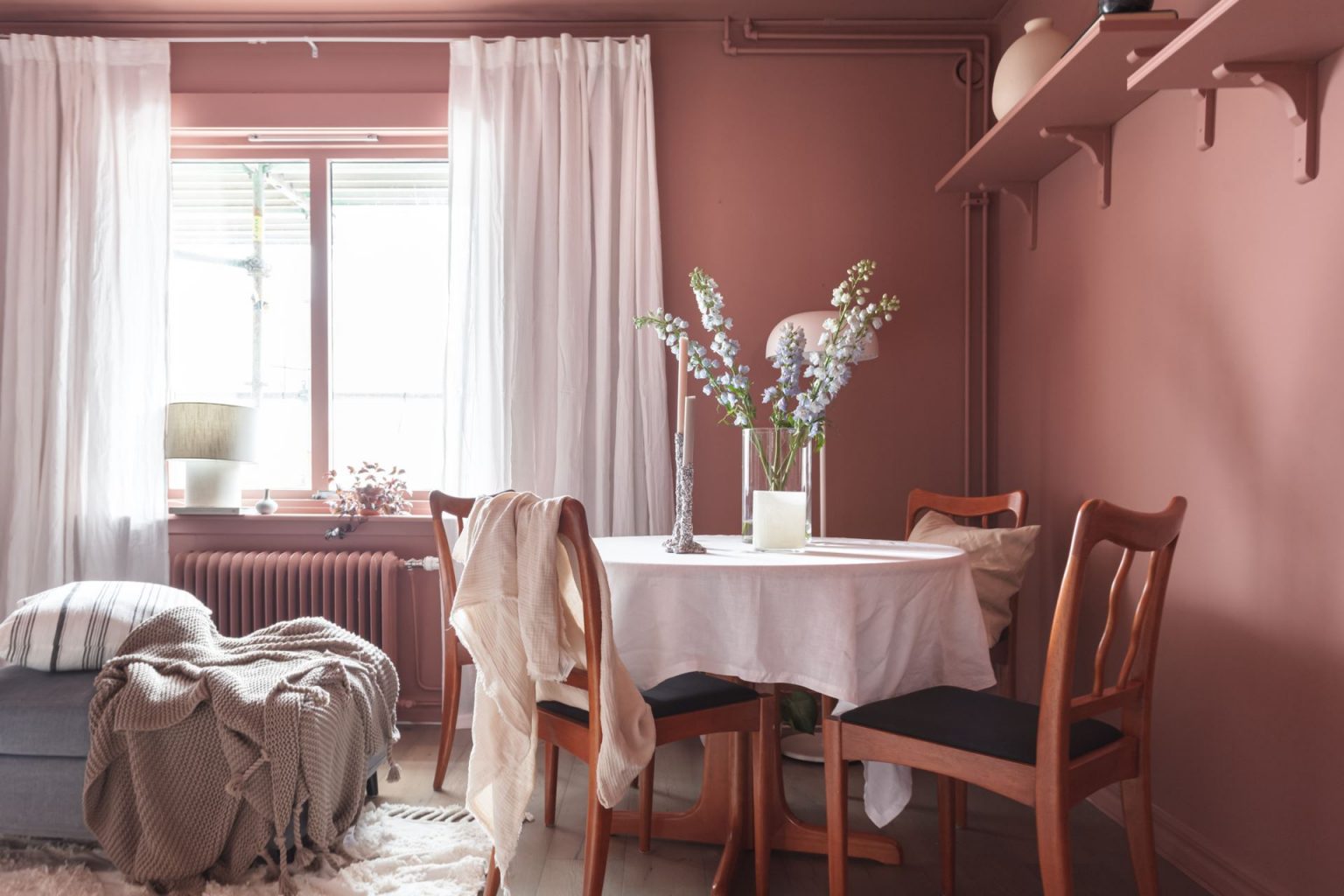 salon rose décoration colorée et scandinave