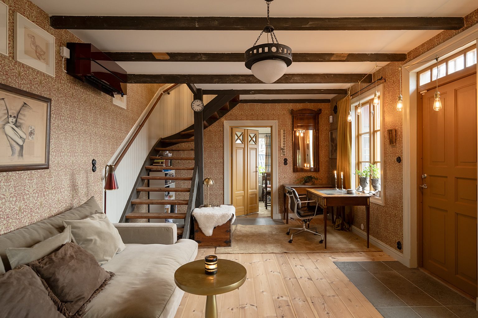 salon avec escalier décoration scandinave rustique maison en bois rouge Suède