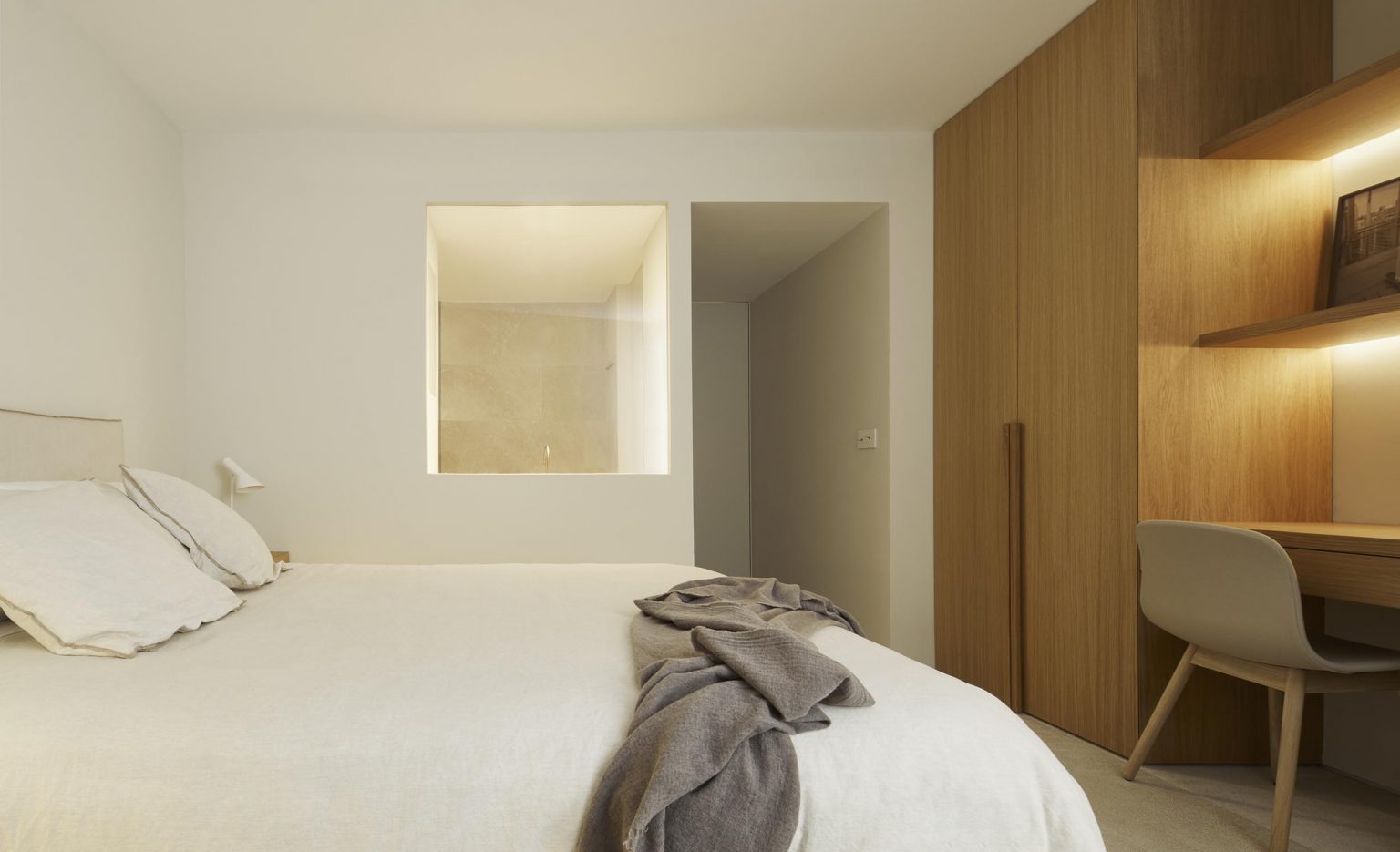 chambre minimaliste couleurs naturelles avec espace bureau