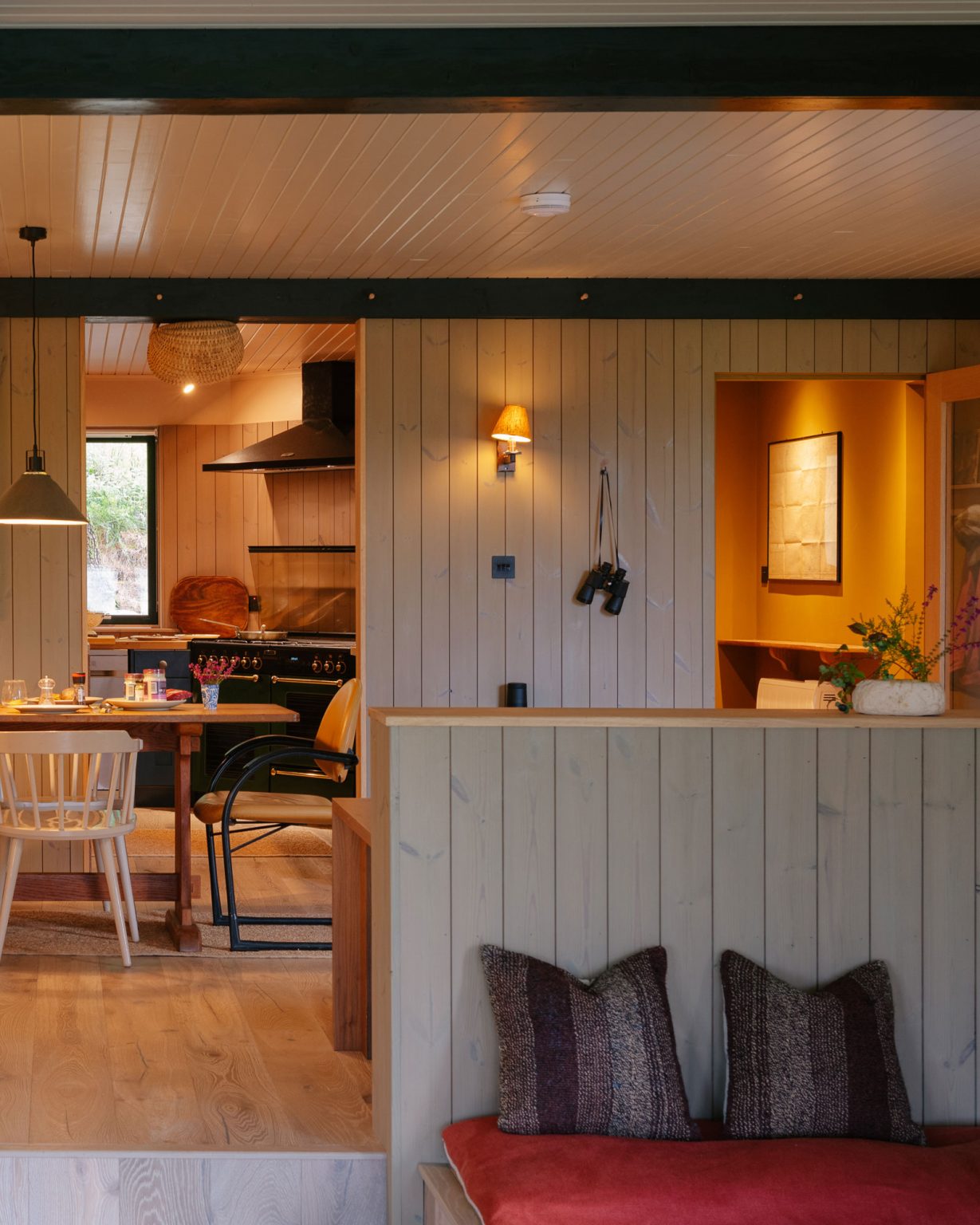 salle à manger et salon maison en bois sur le loch Sunart