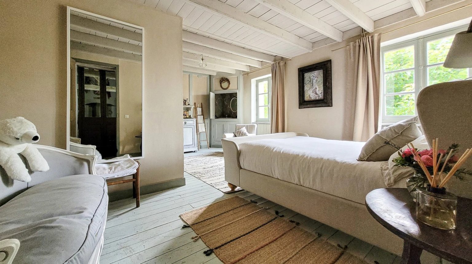 chambre avec salle de bain maison ancienne en pierres Gers