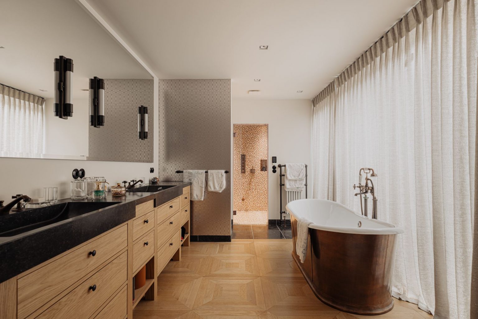 salle de bain rétro avec baignoire îlot en cuivre à l'ancienne