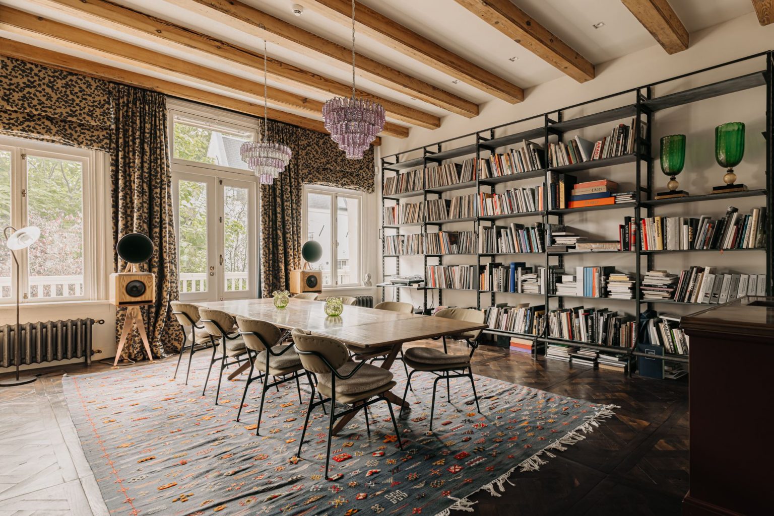 salle à manger avec poutres décoration vintage maison du canal à Amsterdam